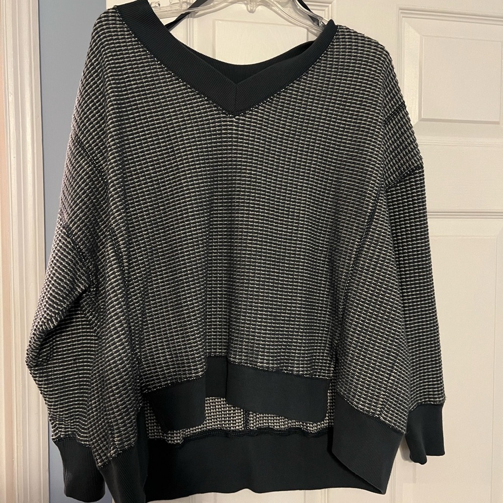 American Eagle Navy and White Sweater